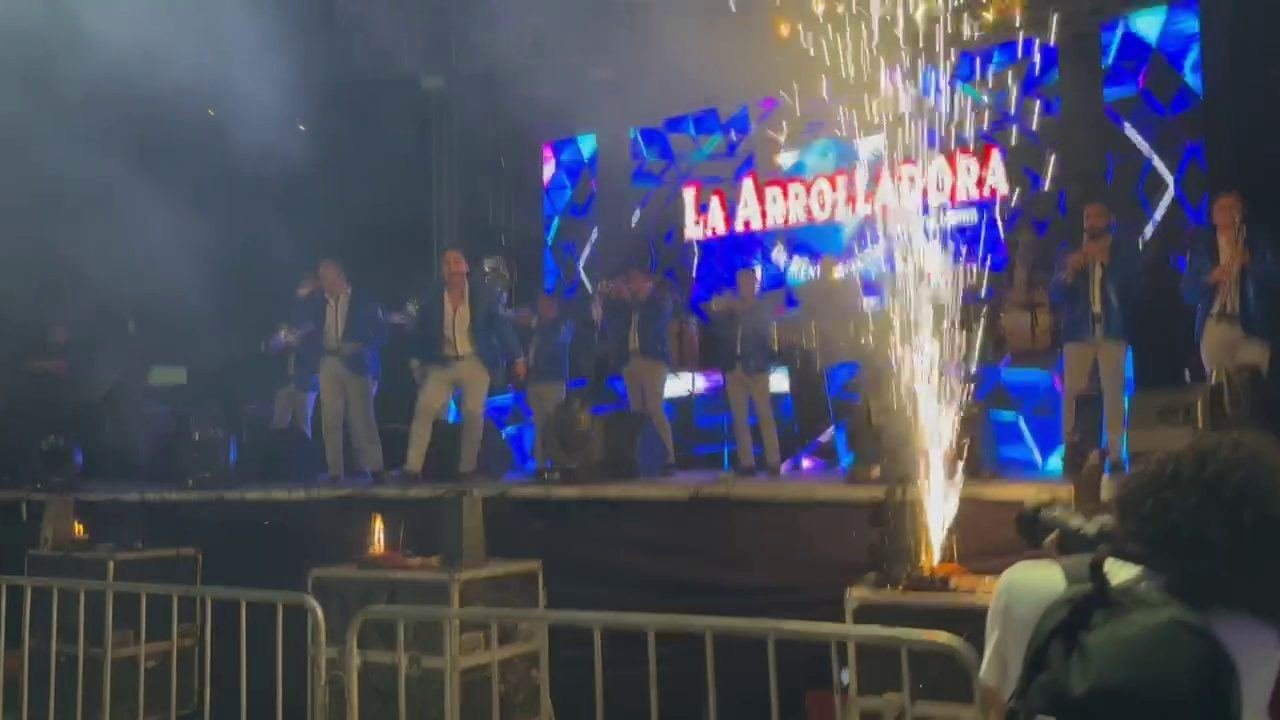 Pirotecnia de escenario durante la presentación de una banda