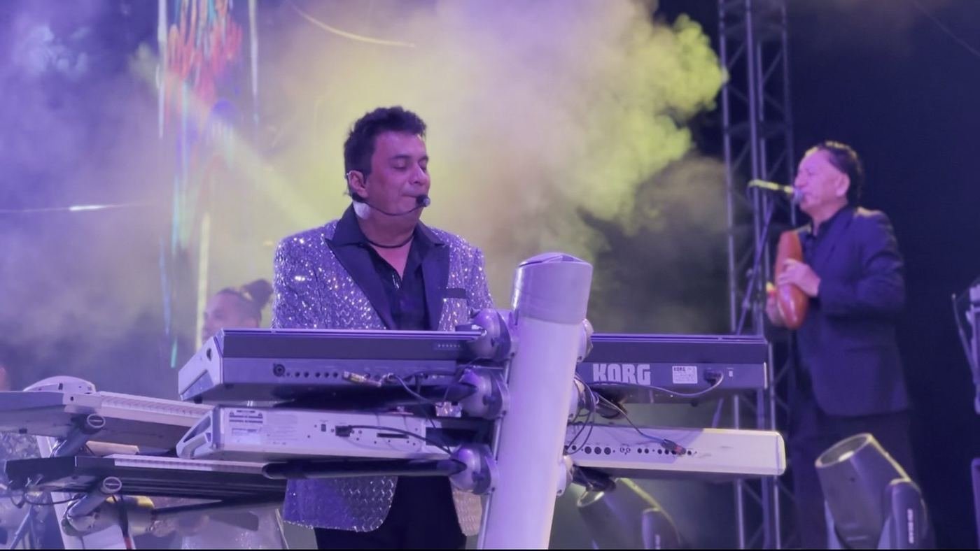 Grupo en vivo tocando en una fiesta de fin de año