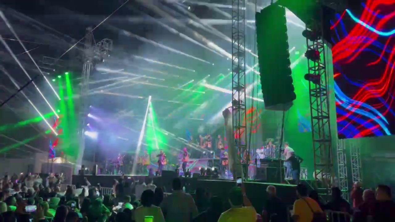 Show de láseres y efectos sobre el escenario ante el público