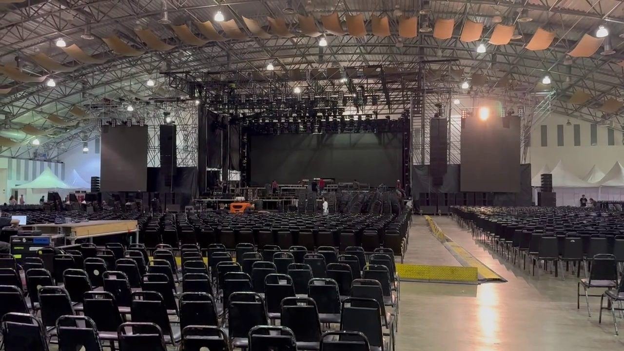 Escenario con techo, torres y pantallas listo para el show