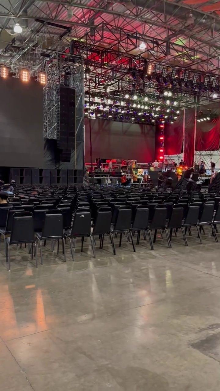 Montaje de escenario e iluminación para el evento