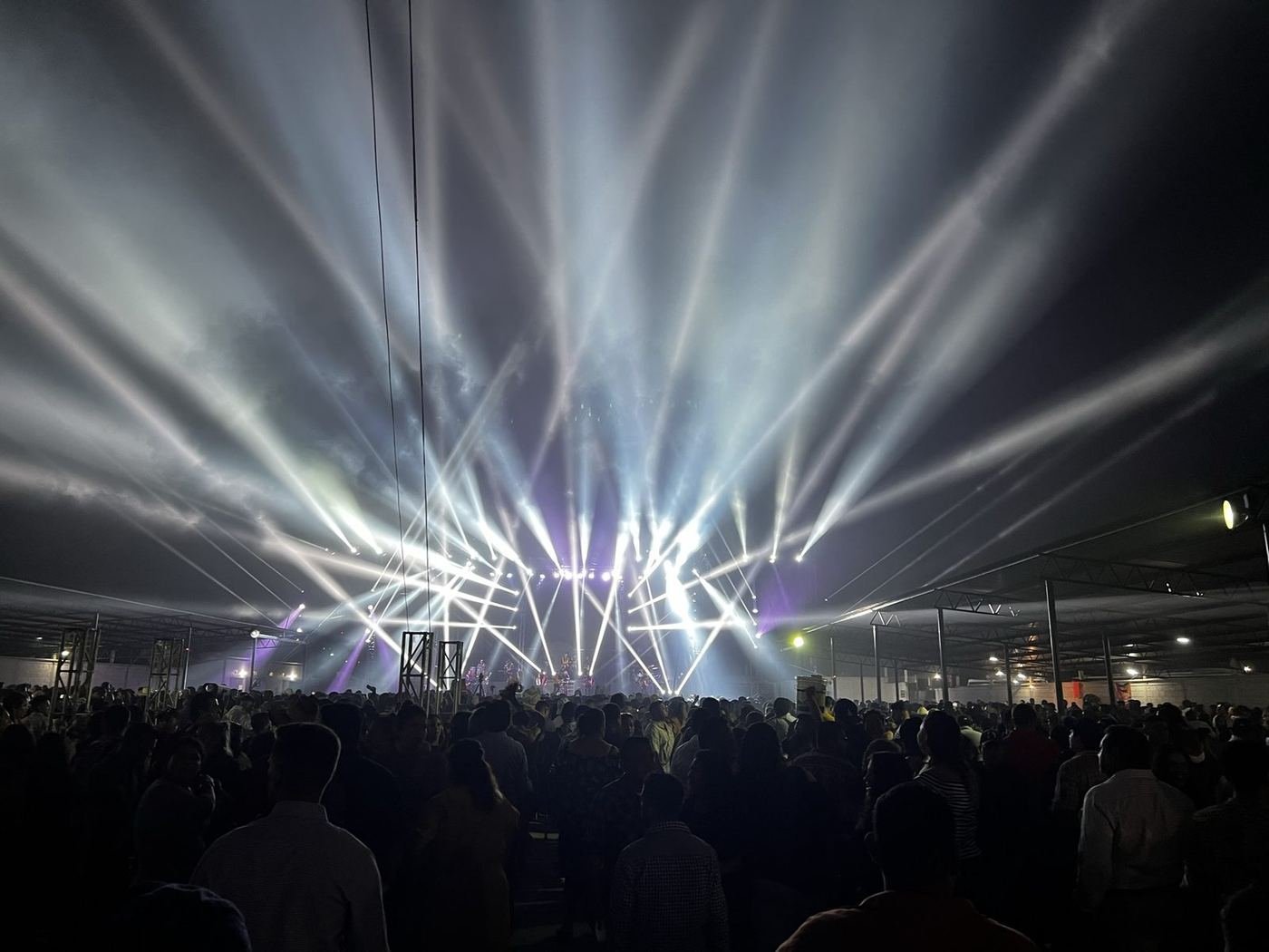 Iluminación y efectos montados para la fiesta